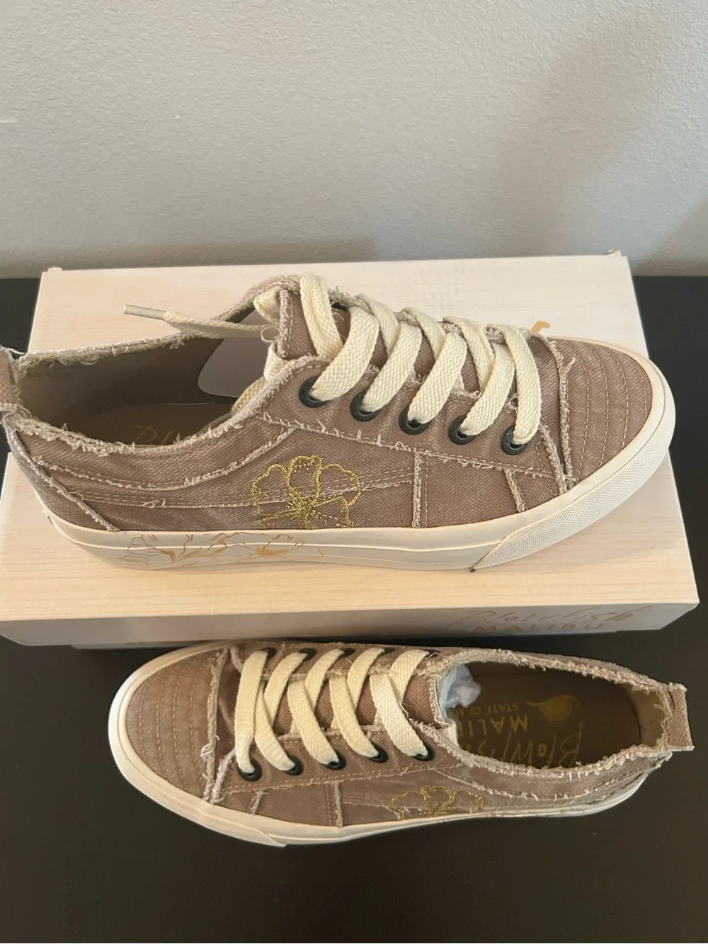NWT🌀 Blowfish Casual Taupe Canvas Platform Sneaker with Floral Accent